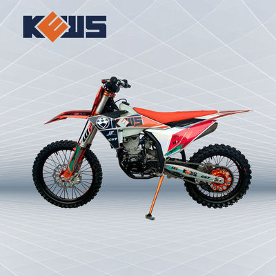 K23 모델 엔듀로 경주용 오토바이 쭝션 NC300S 식수는 네대 타격 적색 및 흑색 오토바이를 냉각시켰습니다