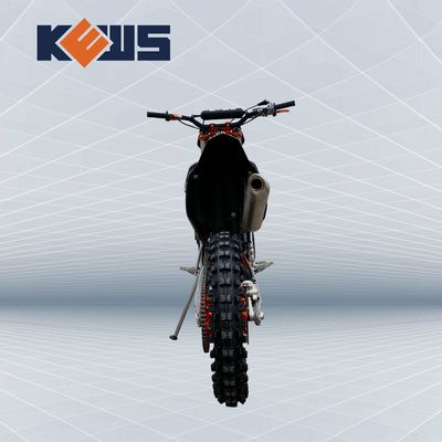 검정색 250CC 엔듀로 오토바이 K16은 베넬리 트윈 캠 엔진 120KM/H로 모형을 만듭니다