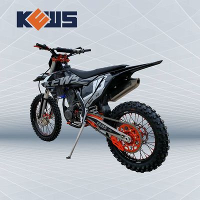 검정색 250CC 엔듀로 오토바이 K16은 베넬리 트윈 캠 엔진 120KM/H로 모형을 만듭니다