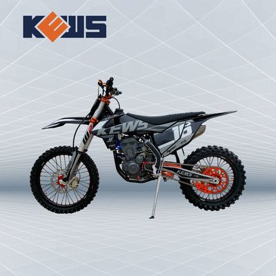 검정색 250CC 엔듀로 오토바이 K16은 베넬리 트윈 캠 엔진 120KM/H로 모형을 만듭니다