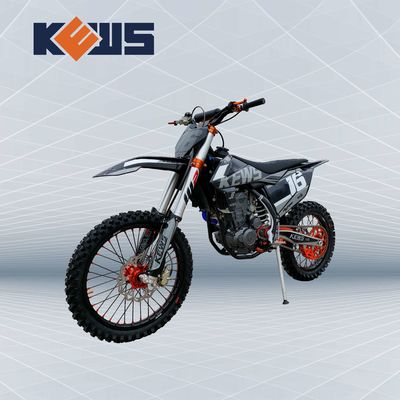 검정색 250CC 엔듀로 오토바이 K16은 베넬리 트윈 캠 엔진 120KM/H로 모형을 만듭니다