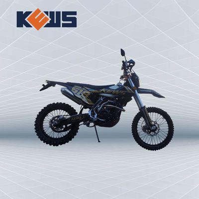 도로 경주용 오토바이 위의 골드 스티커 300CC 4유로 오토바이 NC300S의 검은 오토바이