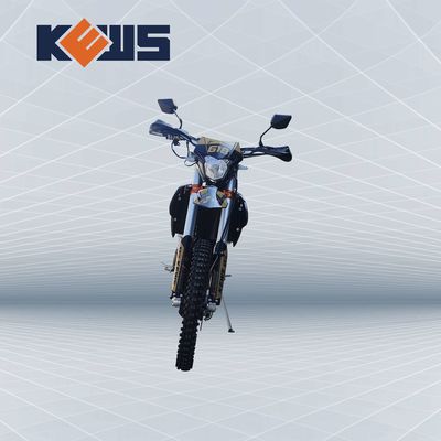 도로 경주용 오토바이 위의 골드 스티커 300CC 4유로 오토바이 NC300S의 검은 오토바이