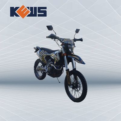 도로 경주용 오토바이 위의 골드 스티커 300CC 4유로 오토바이 NC300S의 검은 오토바이