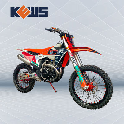 K23 모델 엔듀로 경주용 오토바이 쭝션 NC300S 식수는 네대 타격 적색 및 흑색 오토바이를 냉각시켰습니다
