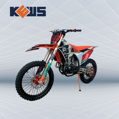 K23 모델 엔듀로 경주용 오토바이 쭝션 NC300S 식수는 네대 타격 적색 및 흑색 오토바이를 냉각시켰습니다