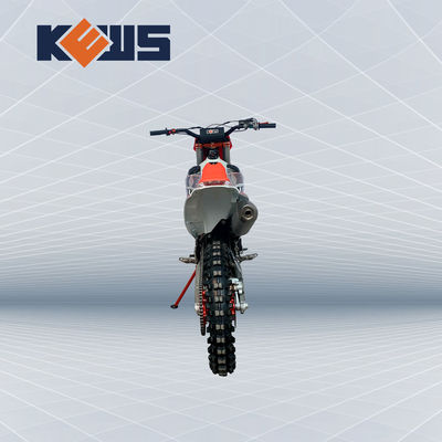 K23 모델 엔듀로 경주용 오토바이 쭝션 NC300S 식수는 네대 타격 적색 및 흑색 오토바이를 냉각시켰습니다